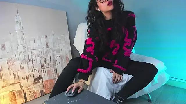 Discover our girls online shows and discover the company of countless livestreamers, with stunning shapes, sex toys and more.