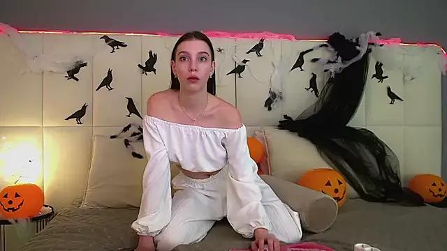 Discover our girls online shows and discover the company of countless livestreamers, with stunning shapes, sex toys and more.