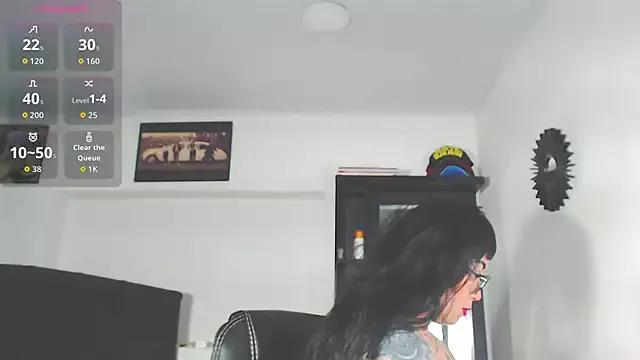 Discover our girls online shows and discover the company of countless livestreamers, with stunning shapes, sex toys and more.