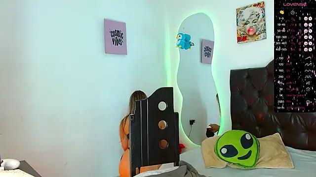 Discover our girls online shows and discover the company of countless livestreamers, with stunning shapes, sex toys and more.
