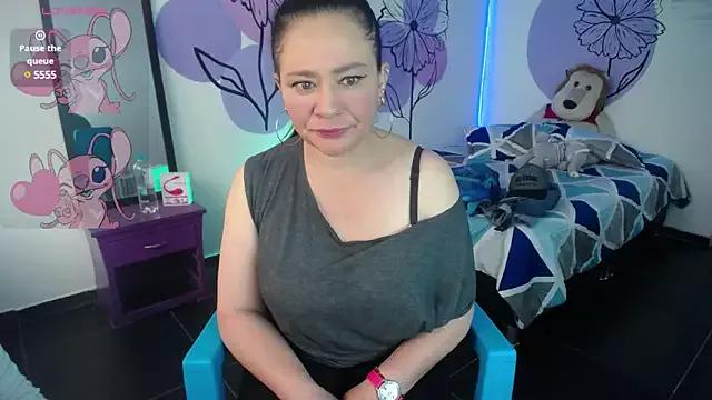 Vickyfire2 webcams show profile image 