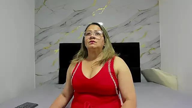 Discover our girls online shows and discover the company of countless livestreamers, with stunning shapes, sex toys and more.