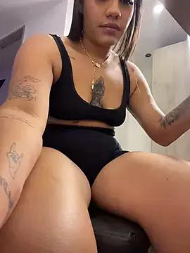 Discover our girls online shows and discover the company of countless livestreamers, with stunning shapes, sex toys and more.