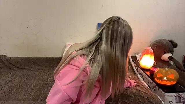 Discover our girls online shows and discover the company of countless livestreamers, with stunning shapes, sex toys and more.