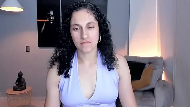 Discover our girls online shows and discover the company of countless livestreamers, with stunning shapes, sex toys and more.