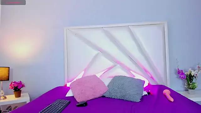 Discover our girls online shows and discover the company of countless livestreamers, with stunning shapes, sex toys and more.