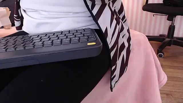 Discover our girls online shows and discover the company of countless livestreamers, with stunning shapes, sex toys and more.