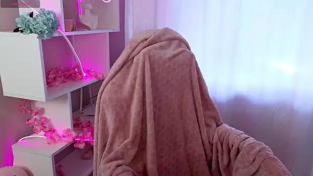 Discover our girls online shows and discover the company of countless livestreamers, with stunning shapes, sex toys and more.