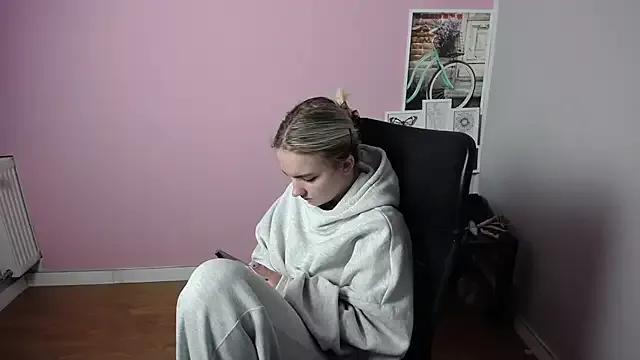 Discover our girls online shows and discover the company of countless livestreamers, with stunning shapes, sex toys and more.