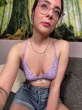 Discover our girls online shows and discover the company of countless livestreamers, with stunning shapes, sex toys and more.