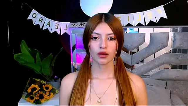 Discover our girls online shows and discover the company of countless livestreamers, with stunning shapes, sex toys and more.