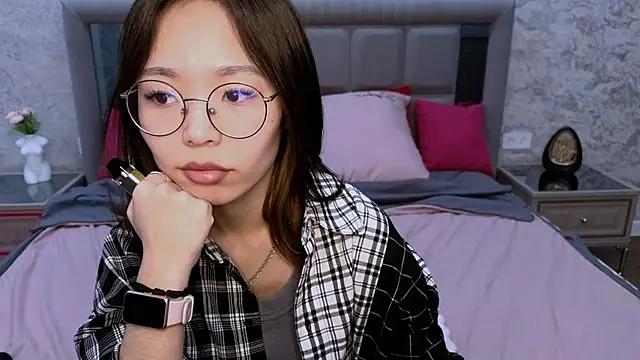 Discover our girls online shows and discover the company of countless livestreamers, with stunning shapes, sex toys and more.