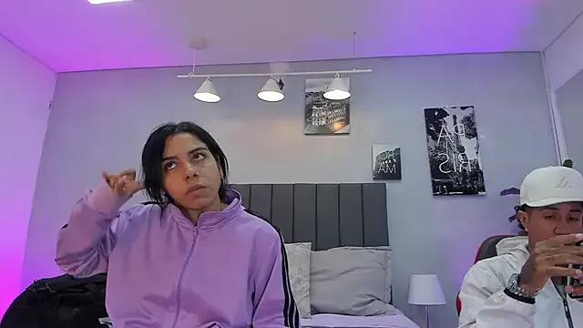 Discover our girls online shows and discover the company of countless livestreamers, with stunning shapes, sex toys and more.