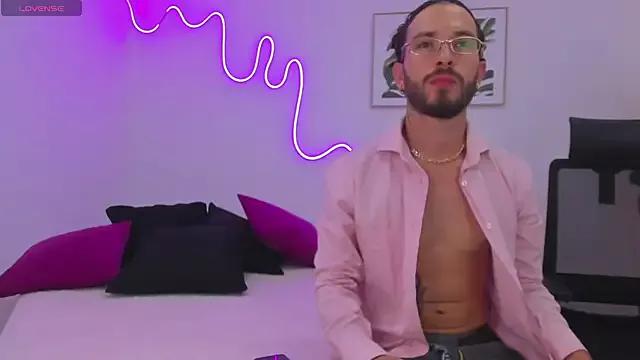 Violet_and_Paul from StripChat is Freechat