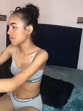 Discover our girls online shows and discover the company of countless livestreamers, with stunning shapes, sex toys and more.