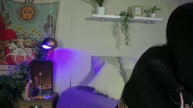 Discover our girls online shows and discover the company of countless livestreamers, with stunning shapes, sex toys and more.