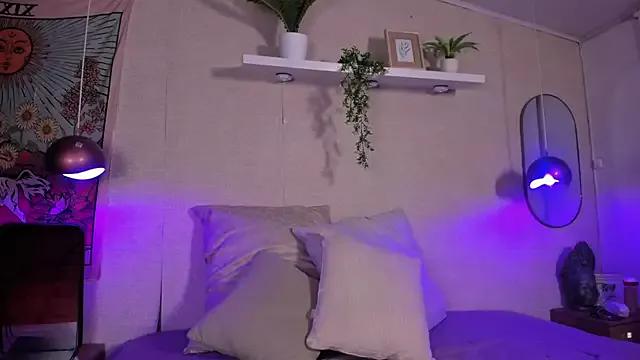 Discover our girls online shows and discover the company of countless livestreamers, with stunning shapes, sex toys and more.