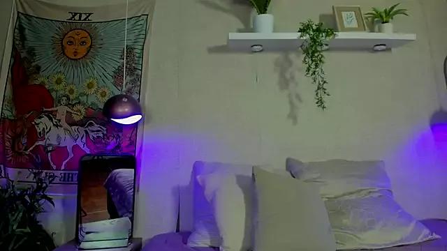 Discover our girls online shows and discover the company of countless livestreamers, with stunning shapes, sex toys and more.