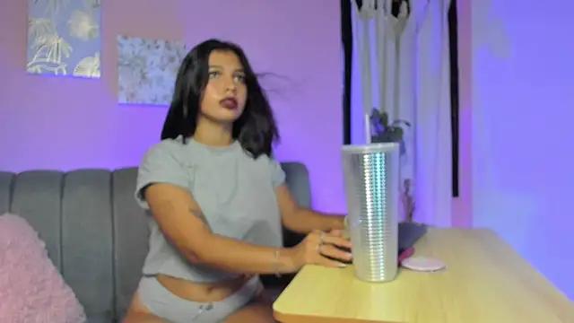 Discover our girls online shows and discover the company of countless livestreamers, with stunning shapes, sex toys and more.