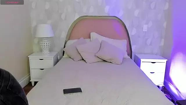 Discover our girls online shows and discover the company of countless livestreamers, with stunning shapes, sex toys and more.