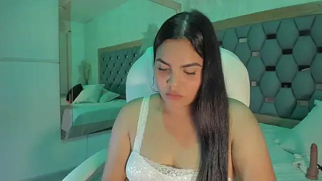 Discover our girls online shows and discover the company of countless livestreamers, with stunning shapes, sex toys and more.