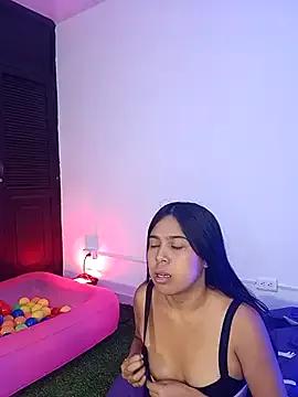 Discover our girls online shows and discover the company of countless livestreamers, with stunning shapes, sex toys and more.