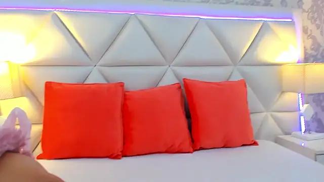 Discover our girls online shows and discover the company of countless livestreamers, with stunning shapes, sex toys and more.