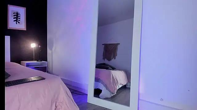 Discover our girls online shows and discover the company of countless livestreamers, with stunning shapes, sex toys and more.