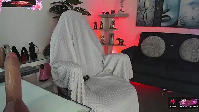 Discover our girls online shows and discover the company of countless livestreamers, with stunning shapes, sex toys and more.