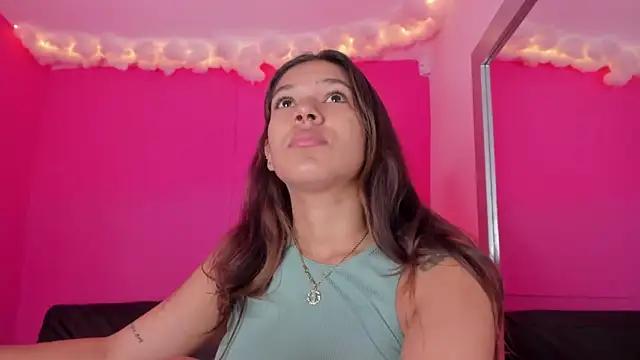 Discover our girls online shows and discover the company of countless livestreamers, with stunning shapes, sex toys and more.