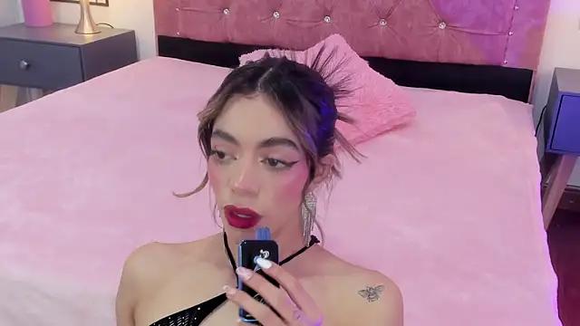 Discover our girls online shows and discover the company of countless livestreamers, with stunning shapes, sex toys and more.