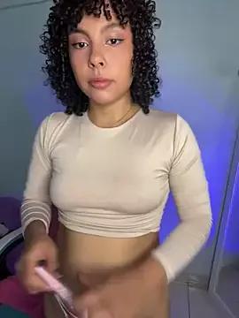 Discover our girls online shows and discover the company of countless livestreamers, with stunning shapes, sex toys and more.