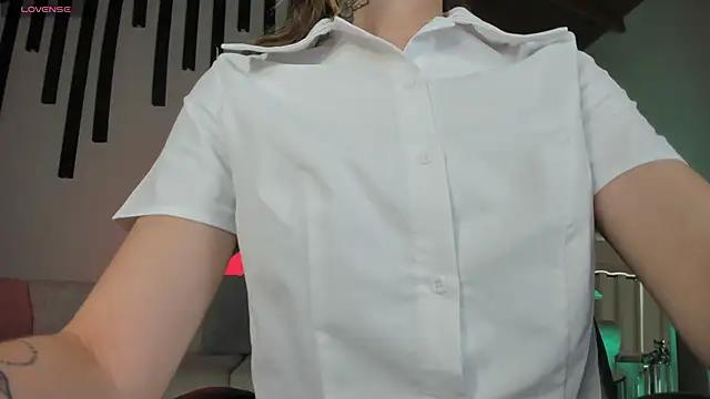 Discover our girls online shows and discover the company of countless livestreamers, with stunning shapes, sex toys and more.