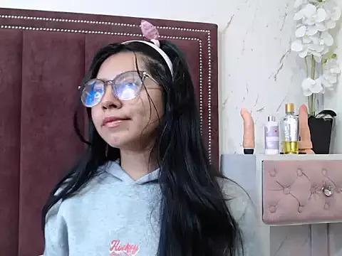 Discover our girls online shows and discover the company of countless livestreamers, with stunning shapes, sex toys and more.