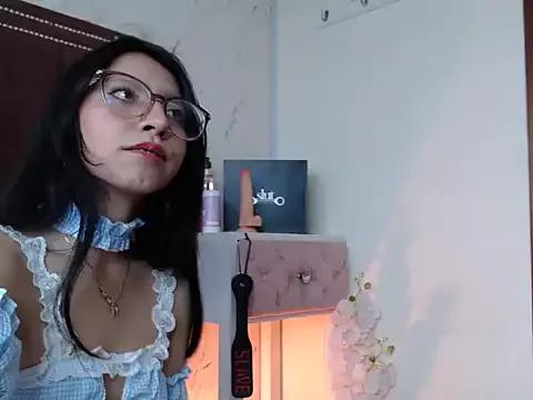 Discover our girls online shows and discover the company of countless livestreamers, with stunning shapes, sex toys and more.