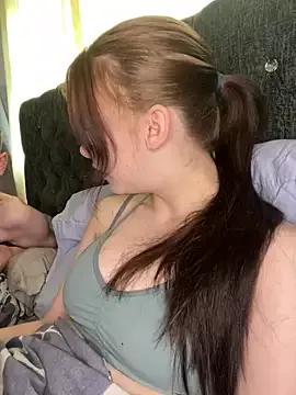 Discover our girls online shows and discover the company of countless livestreamers, with stunning shapes, sex toys and more.
