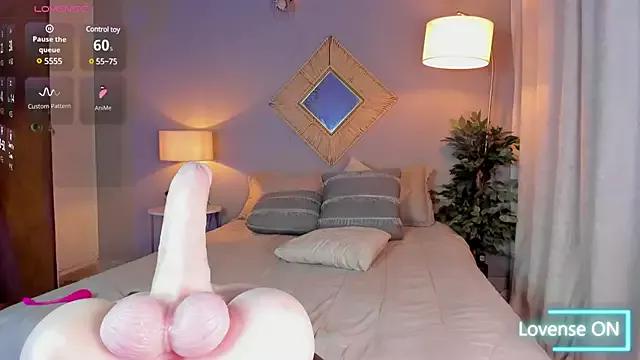Discover our girls online shows and discover the company of countless livestreamers, with stunning shapes, sex toys and more.