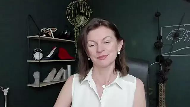 Discover our girls online shows and discover the company of countless livestreamers, with stunning shapes, sex toys and more.