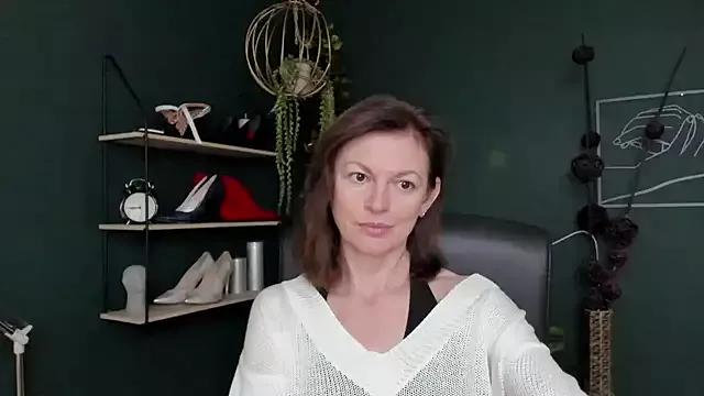 Discover our girls online shows and discover the company of countless livestreamers, with stunning shapes, sex toys and more.