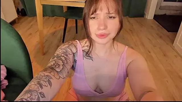 Discover our girls online shows and discover the company of countless livestreamers, with stunning shapes, sex toys and more.