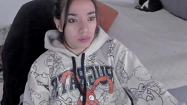 Discover our girls online shows and discover the company of countless livestreamers, with stunning shapes, sex toys and more.