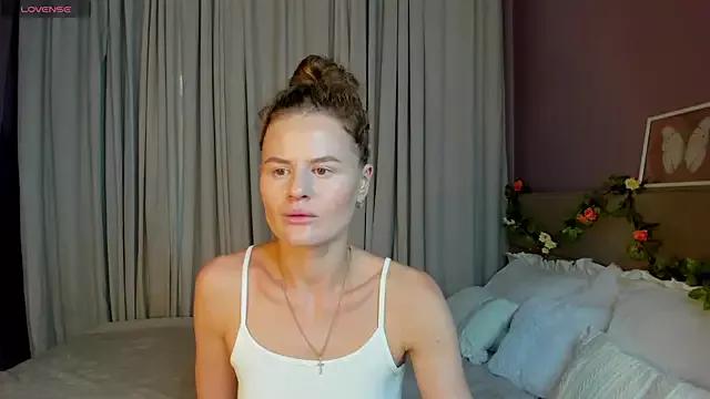 Discover our girls online shows and discover the company of countless livestreamers, with stunning shapes, sex toys and more.