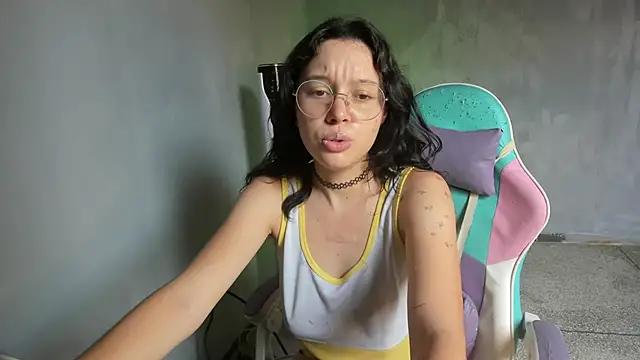 Discover our girls online shows and discover the company of countless livestreamers, with stunning shapes, sex toys and more.