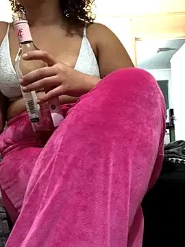 Discover our girls online shows and discover the company of countless livestreamers, with stunning shapes, sex toys and more.