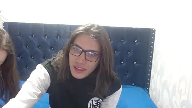 Discover our girls online shows and discover the company of countless livestreamers, with stunning shapes, sex toys and more.