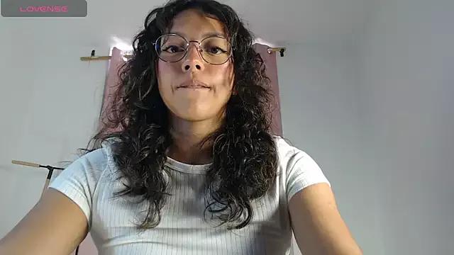 Discover our girls online shows and discover the company of countless livestreamers, with stunning shapes, sex toys and more.