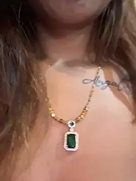 Discover our girls online shows and discover the company of countless livestreamers, with stunning shapes, sex toys and more.