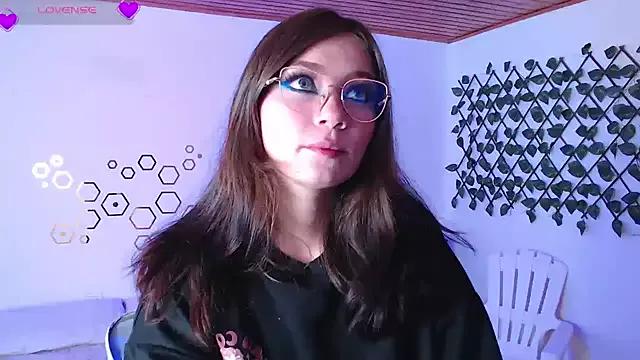Discover our girls online shows and discover the company of countless livestreamers, with stunning shapes, sex toys and more.