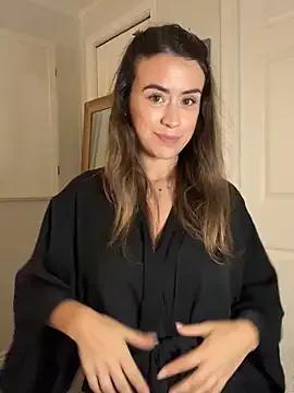 Discover our girls online shows and discover the company of countless livestreamers, with stunning shapes, sex toys and more.