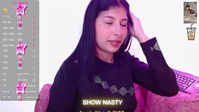 Discover our girls online shows and discover the company of countless livestreamers, with stunning shapes, sex toys and more.